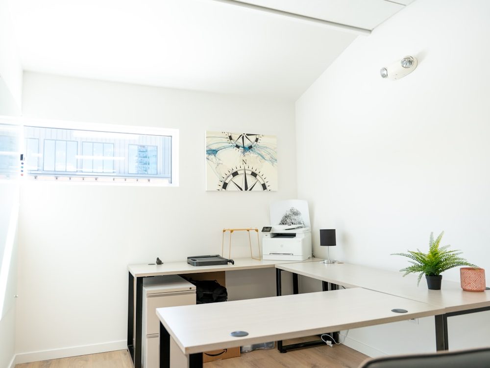 Una oficina privada pequeña, con escritorio y ventana
